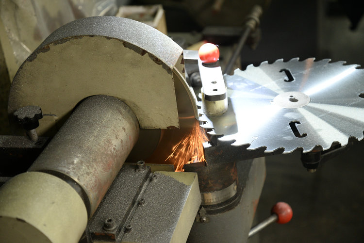 板材方木多片锯时需要控制速度，在长时间高速使用合金锯片之后，锯片往往会因为热量得不到及时的散去从而变得很容易烧锯片。